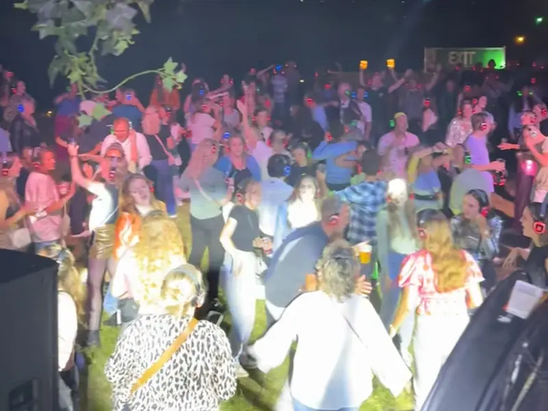Volle dansvloer in een feesttent
