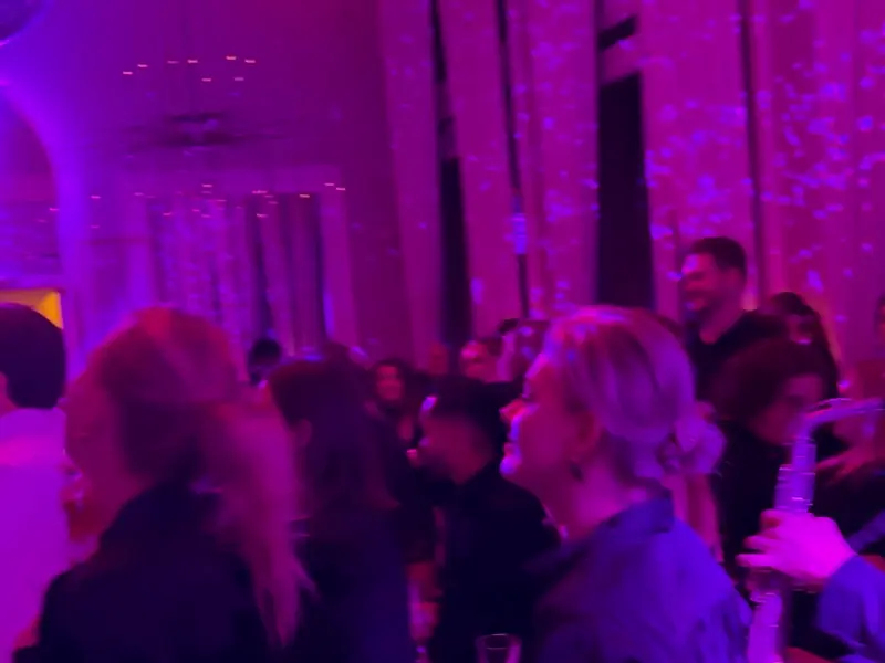 Volle zaal met discobollen