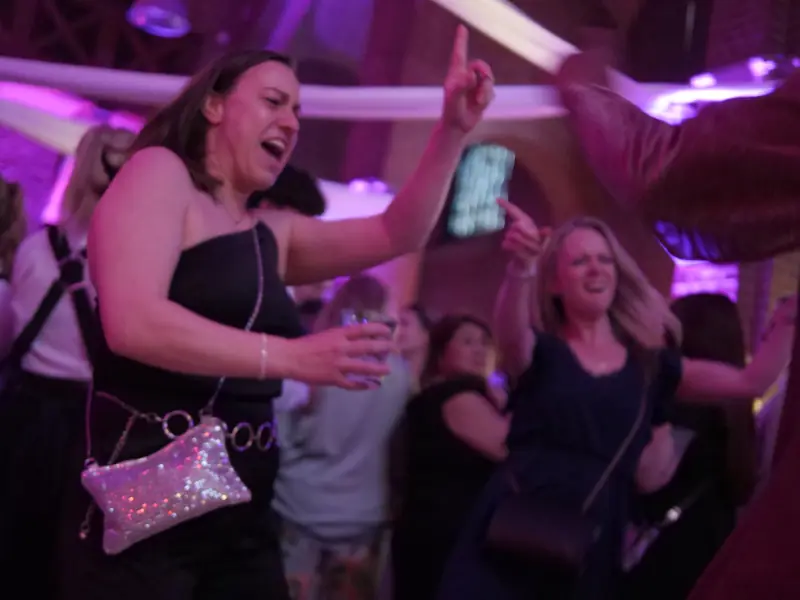 Gasten dansen en zingen mee